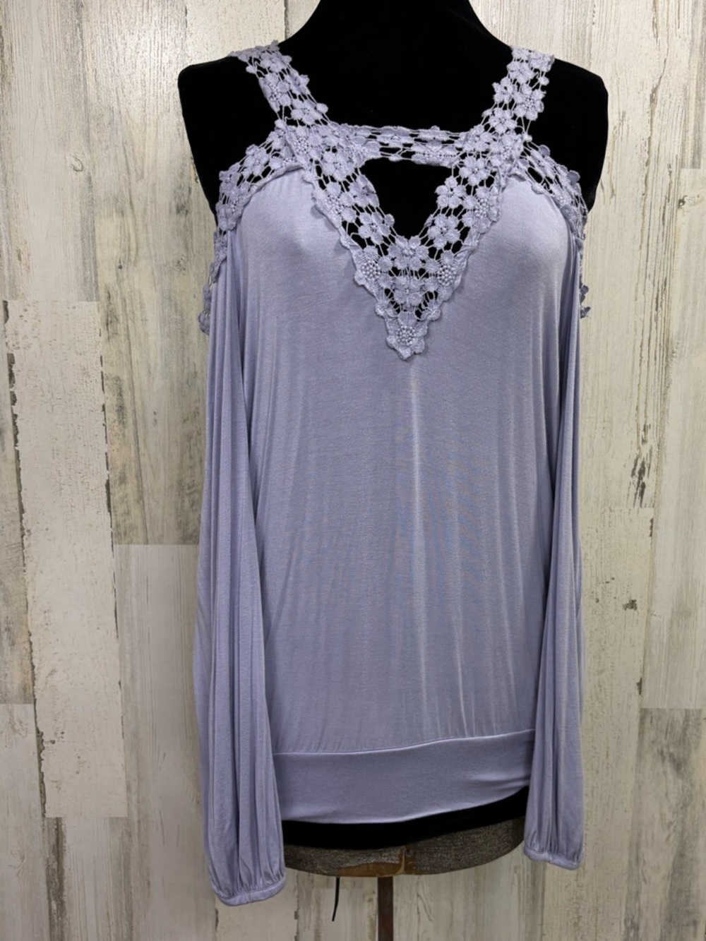 VENUS Lace-Trim‎ Cold Shoulder Top in Light Lavender